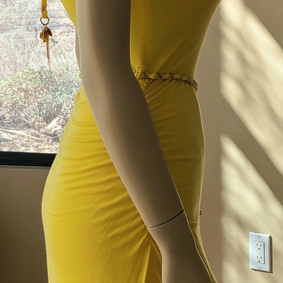 SEXY KEYHOLE DRESS - Picture 3 of 9